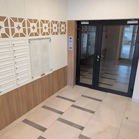 Przystanek Miedzylesie Dwupokojowy Z Osobna Kuchnia Garazem Self Check-in Blisko Czd