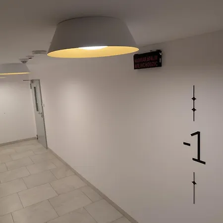 Przystanek Miedzylesie Dwupokojowy Z Osobna Kuchnia Garazem Self Check-in Blisko Czd